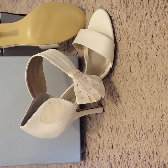 Ivory heels - Picture 3 of 3